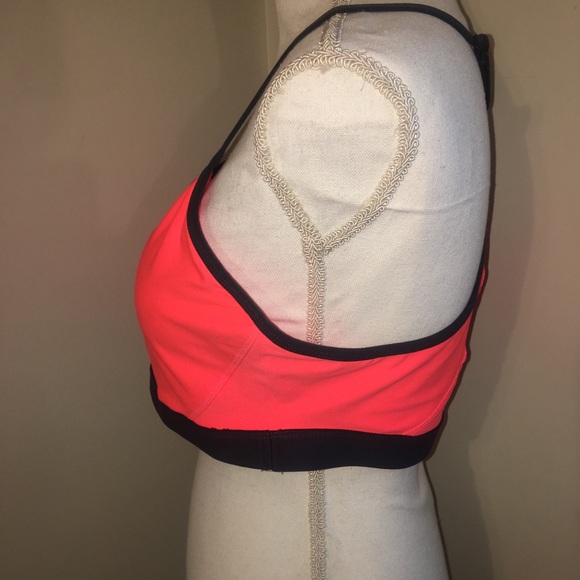 🆕💕Sports Bra💕 - Picture 2 of 5